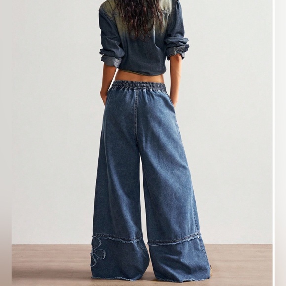 Y2K Artisanal Frayed Floral Wide-Leg Jeans - Picture 5 of 6